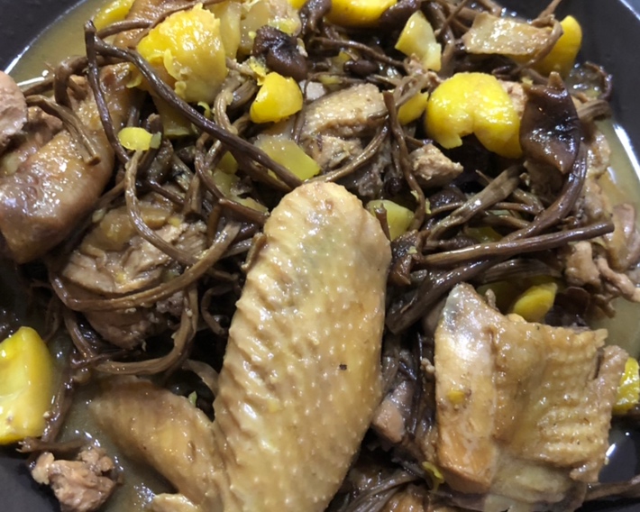 板栗茶树菇炖鸡块