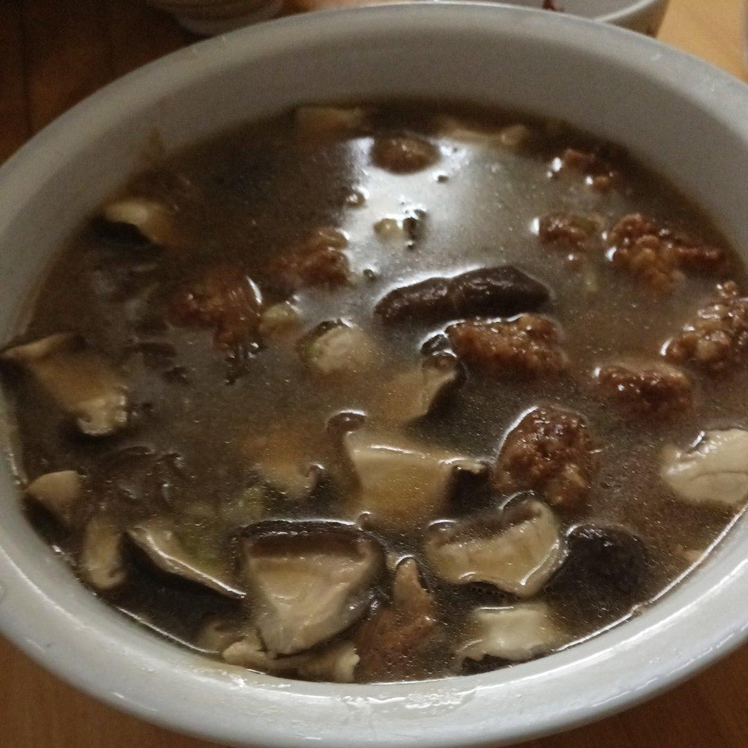 念念不忘的炸丸子汤，看过之后就会觉得超级简单，一口一个小肉丸