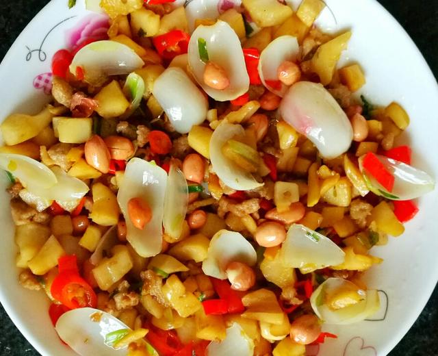 超香好吃营养的百合花生米炒莲藕丁的做法