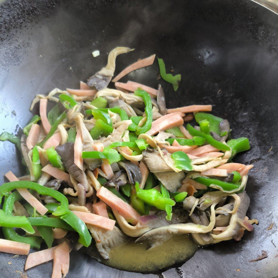 平菇青椒炒鸡蛋 好吃又营养的超快手家常菜