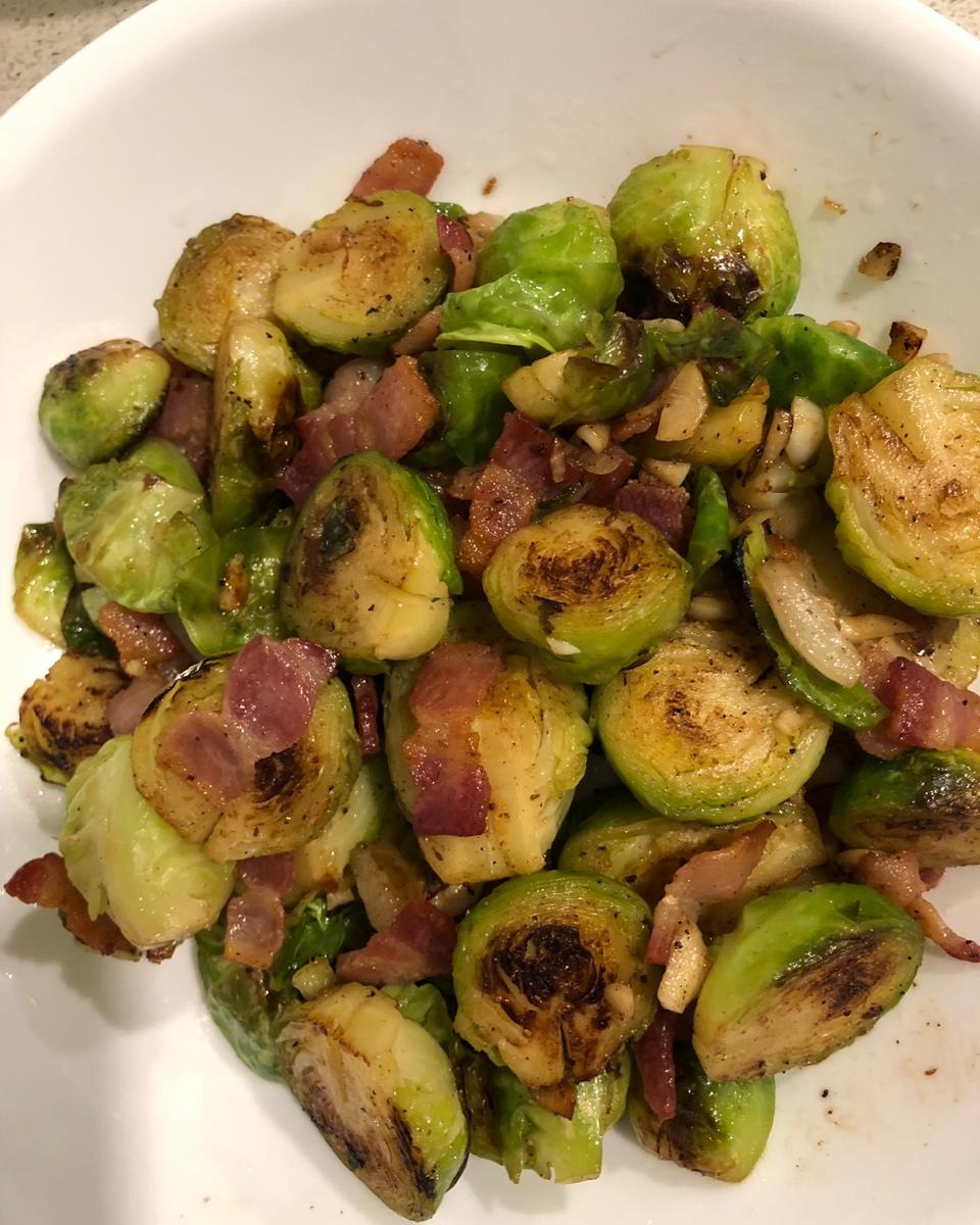 培根干煸小包菜 (孢子甘蓝 | Brussel Sprouts)