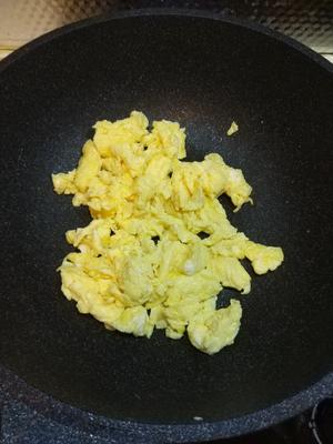 尖椒大酱炒鸡蛋（米饭杀手）的做法 步骤2