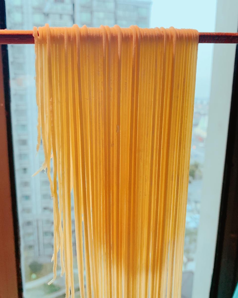 家庭手工自制面条 红心火龙果面条 菠菜面条 黄瓜面条 鸡蛋面 压面机