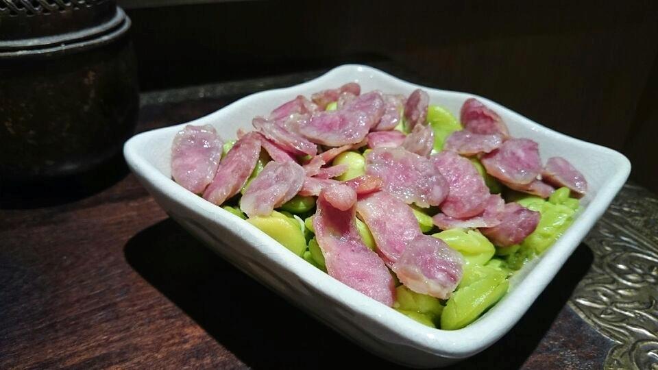 蚕豆蒸腊肠的做法