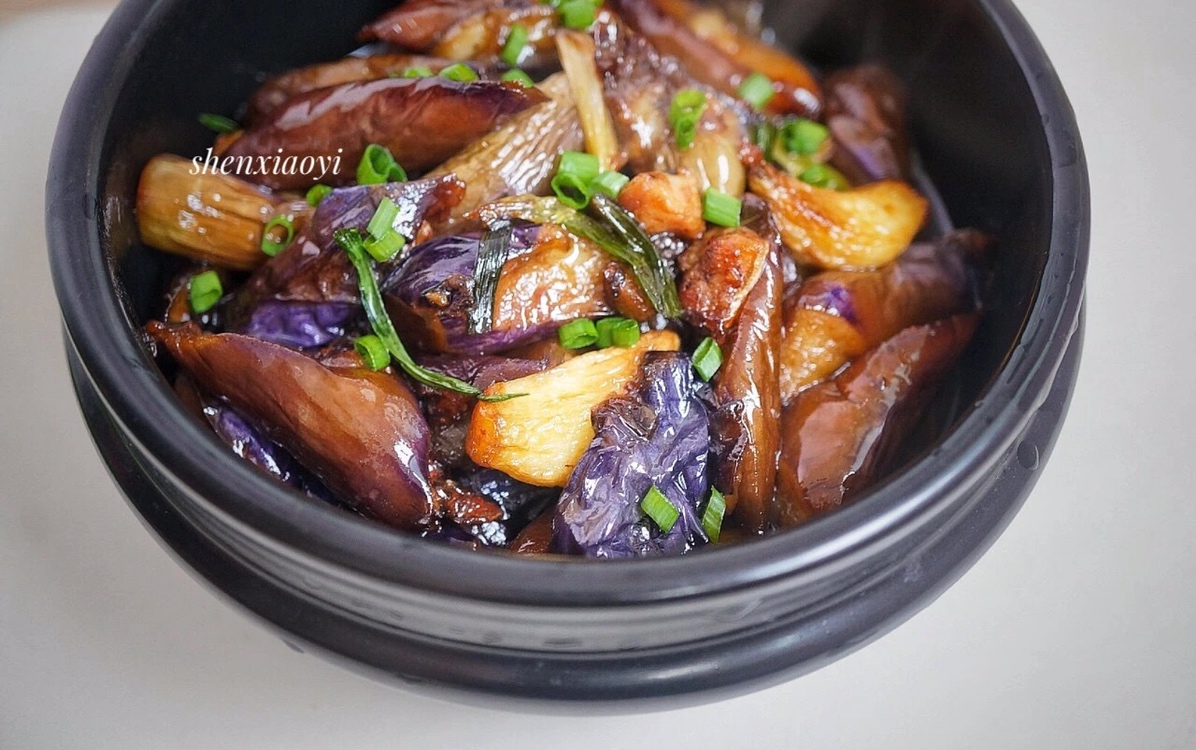 咸鱼茄子煲-茄子不要总是炒了，试试用砂锅这样煲，鲜香美味比肉还好吃！的做法