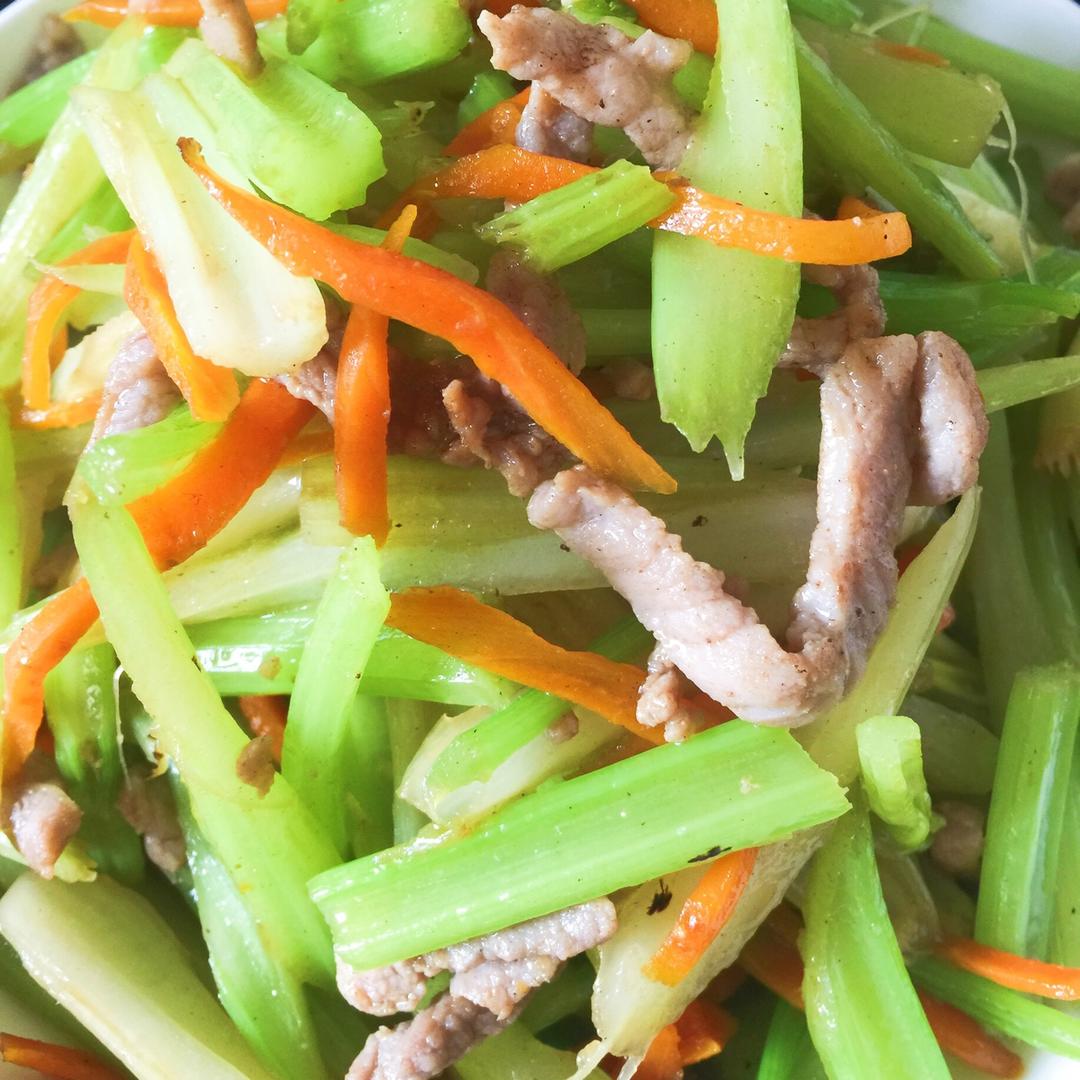 小奔驰的毛妈厨房做的芹菜胡萝卜炒肉丝