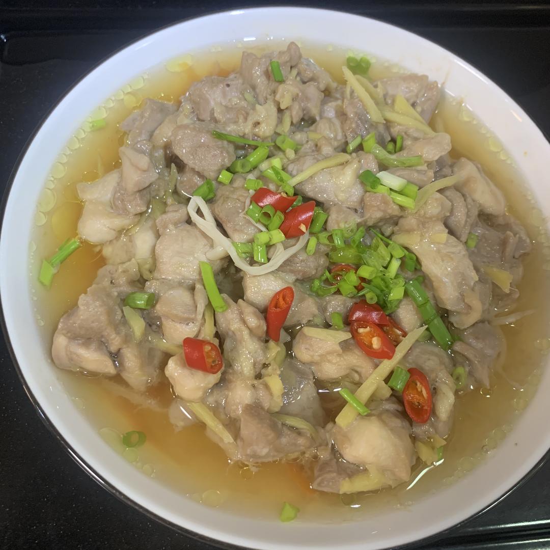 胡萝卜蒸鸡腿肉丁