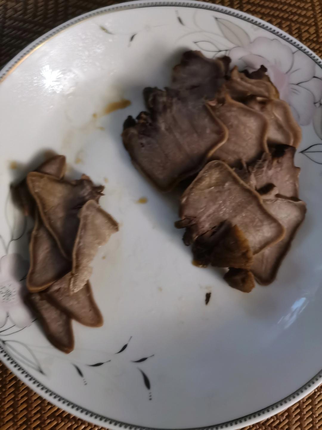 家常卤猪舌头蘸酱油