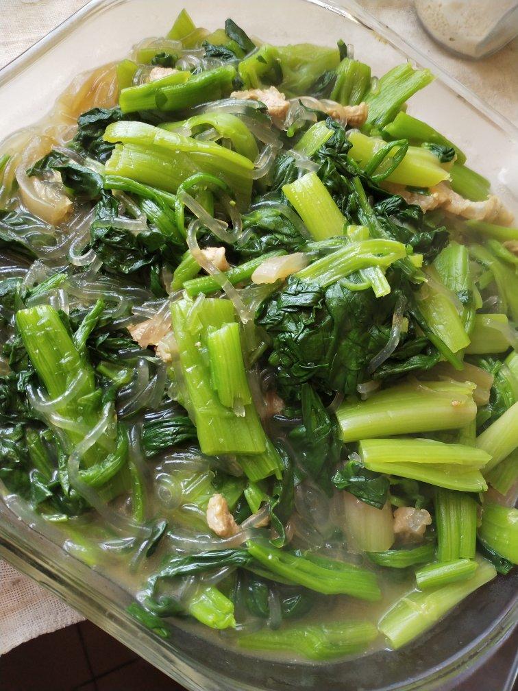 〈大根菠菜猪肉炖粉条〉，从小我家就喜欢这么吃。欣小厨 😉