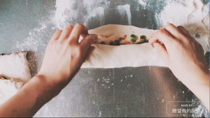青椒胡萝卜香菇猪肉馅饼【视频】「瞭望角的厨房」的做法 步骤6