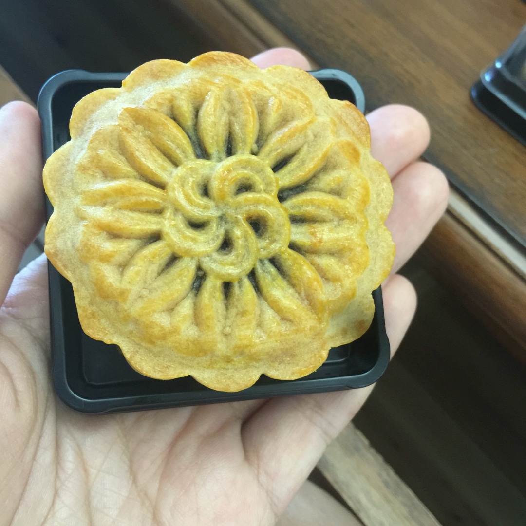 广式月饼－－蛋黄豆沙月饼