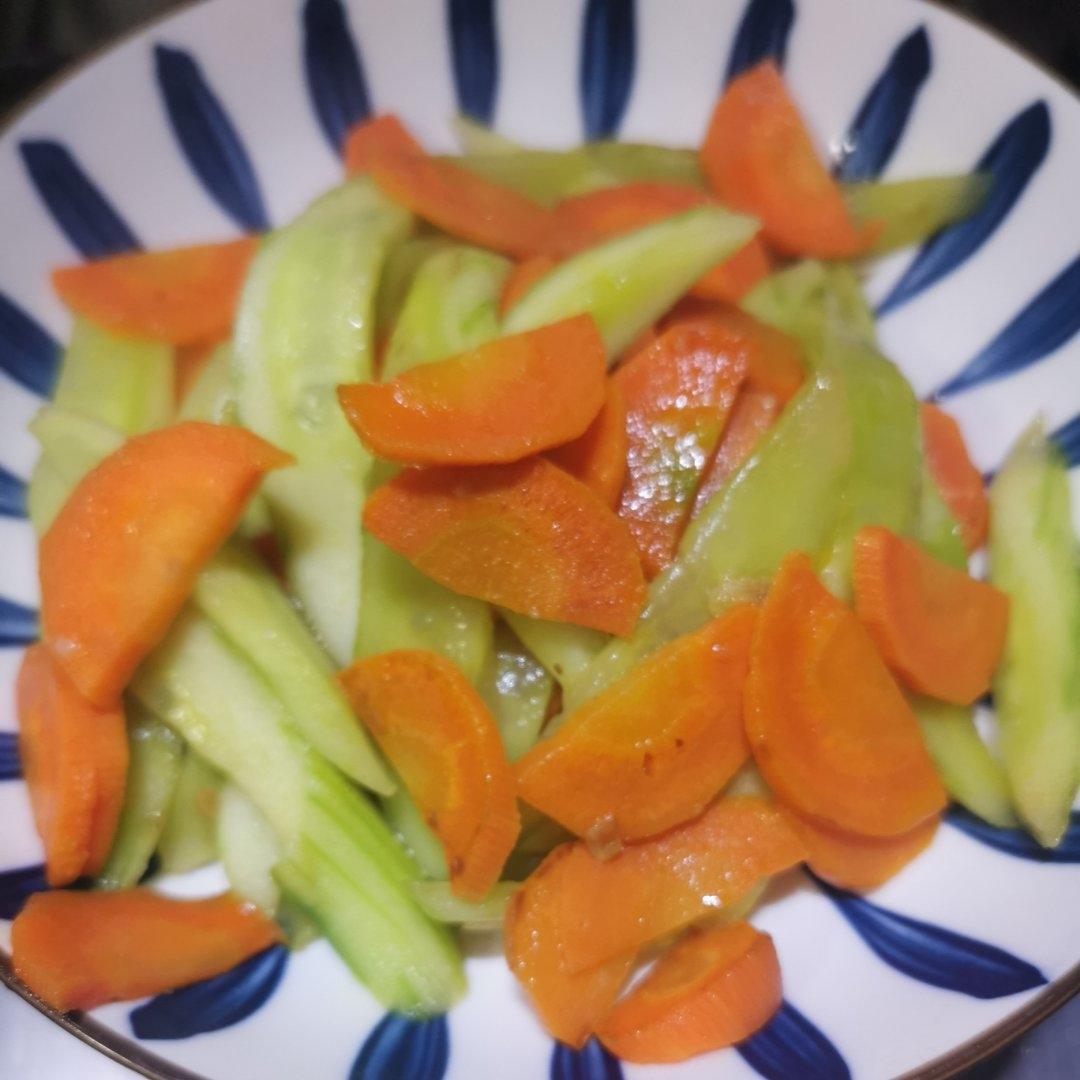 青红绝配（青瓜红萝卜素炒）