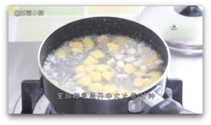 苏蒂宝宝餐：蔬菜蛋黄揪揪面+南瓜鸡蓉汤的做法 步骤15