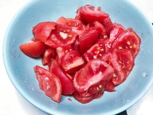 西红柿（番茄）炒鸡蛋 越简单的菜越要做好吃的做法 步骤2