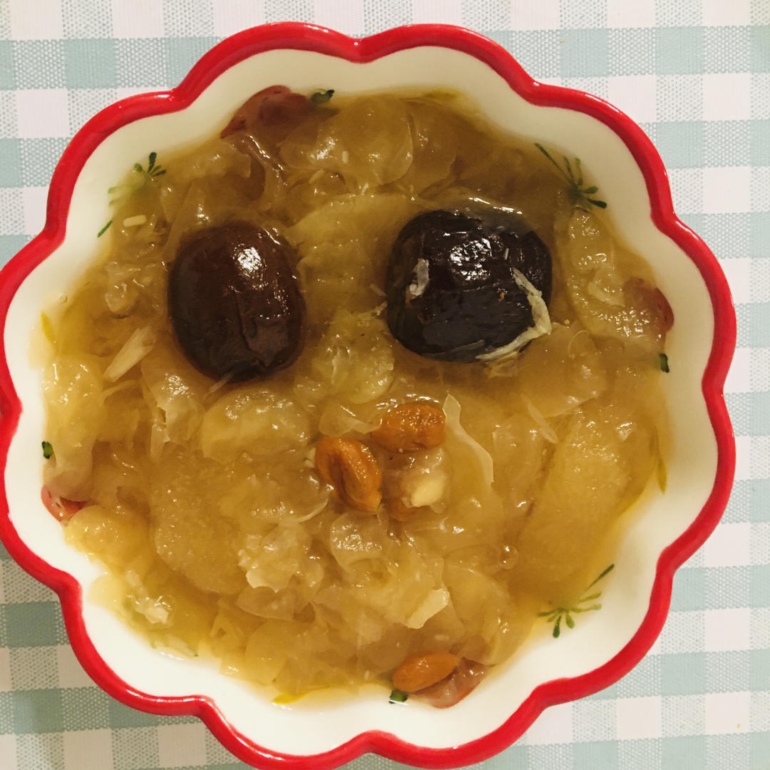 银耳出胶有诀窍，只需记住这两步，人人都能做出来味道正宗，口感到位的银耳羹