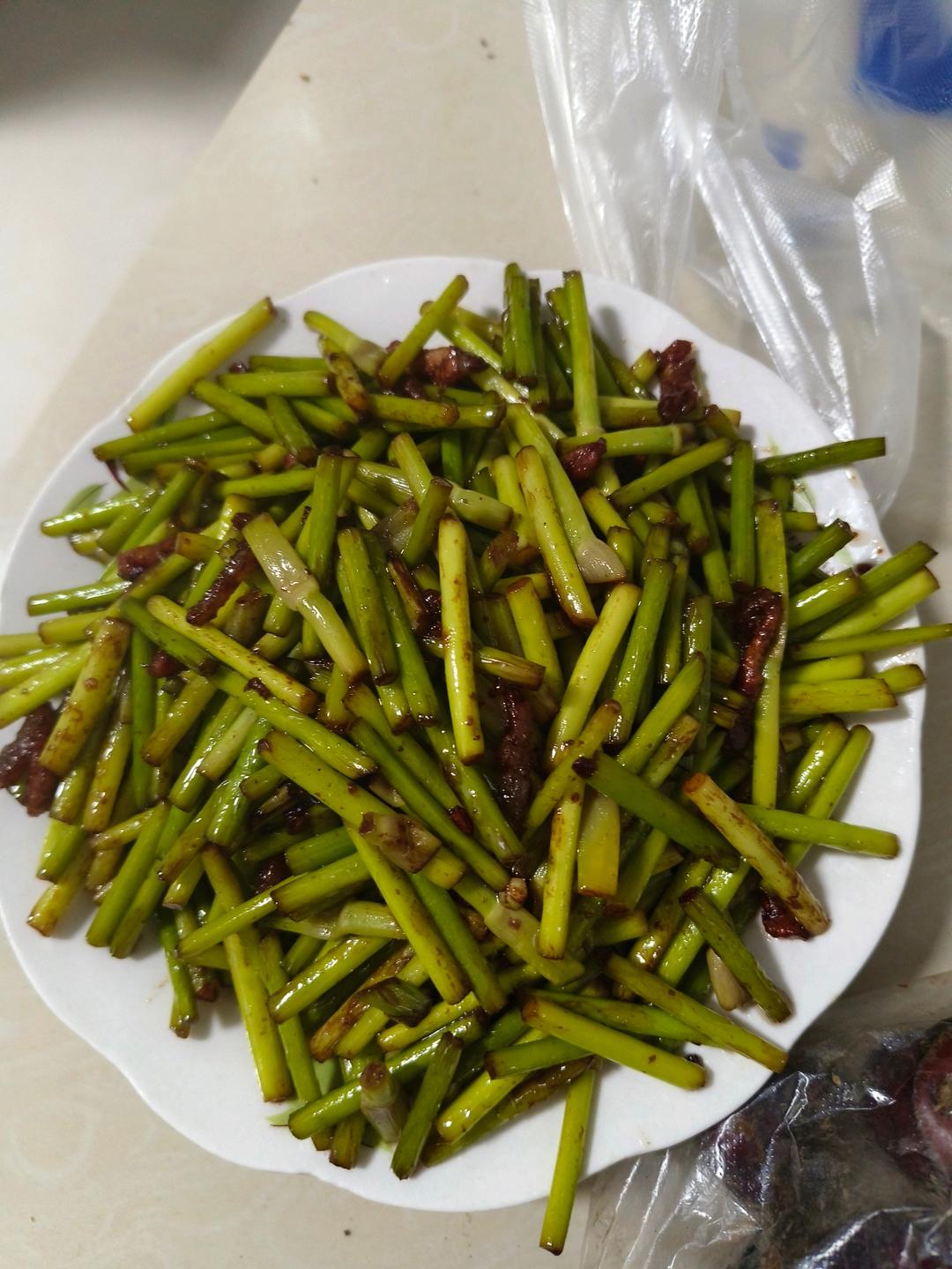 简单易做的下饭菜－蒜苔炒肉