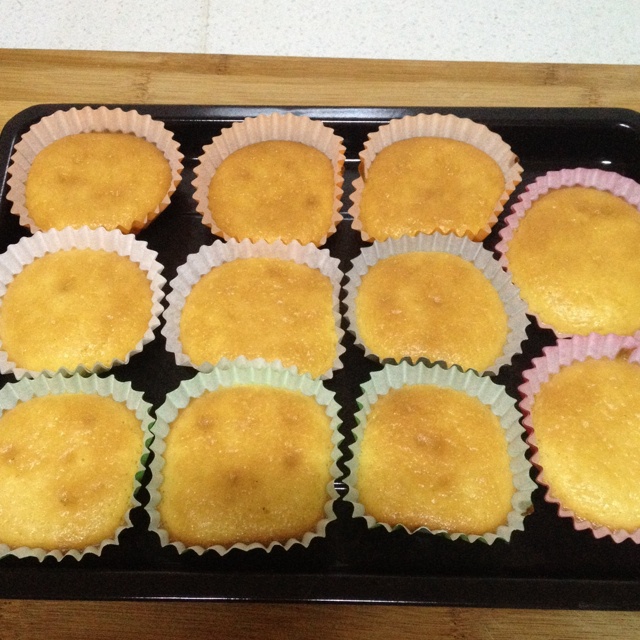 淡奶油海绵纸杯蛋糕