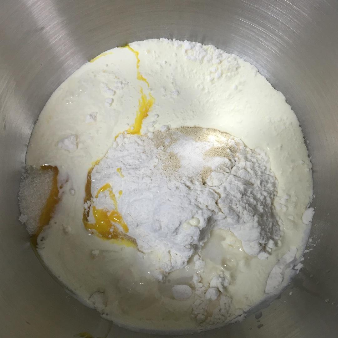 香软的红豆沙面包圈～淡奶油直接法的做法 步骤1