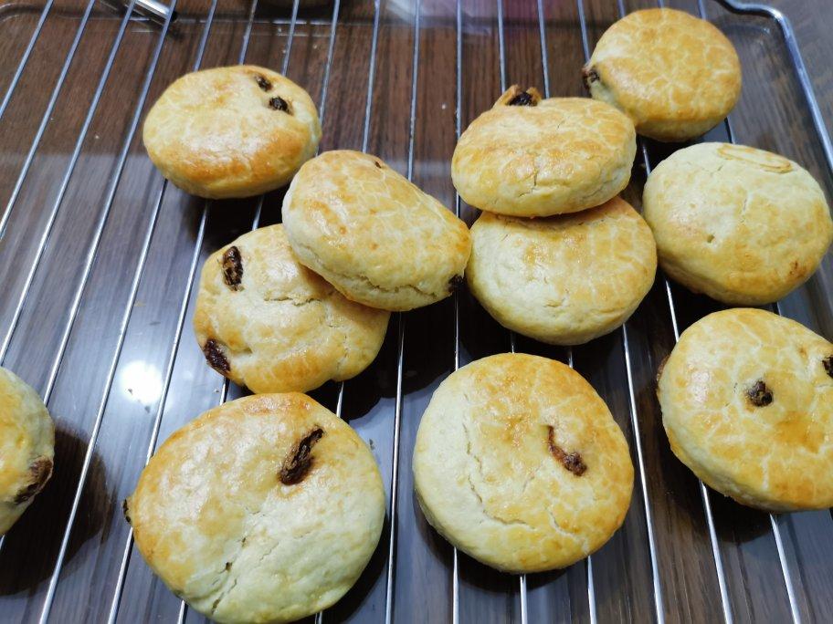 【视频】3分钟 奶油司康Scone(可能是世界上最快手的司康) 消耗淡奶油～