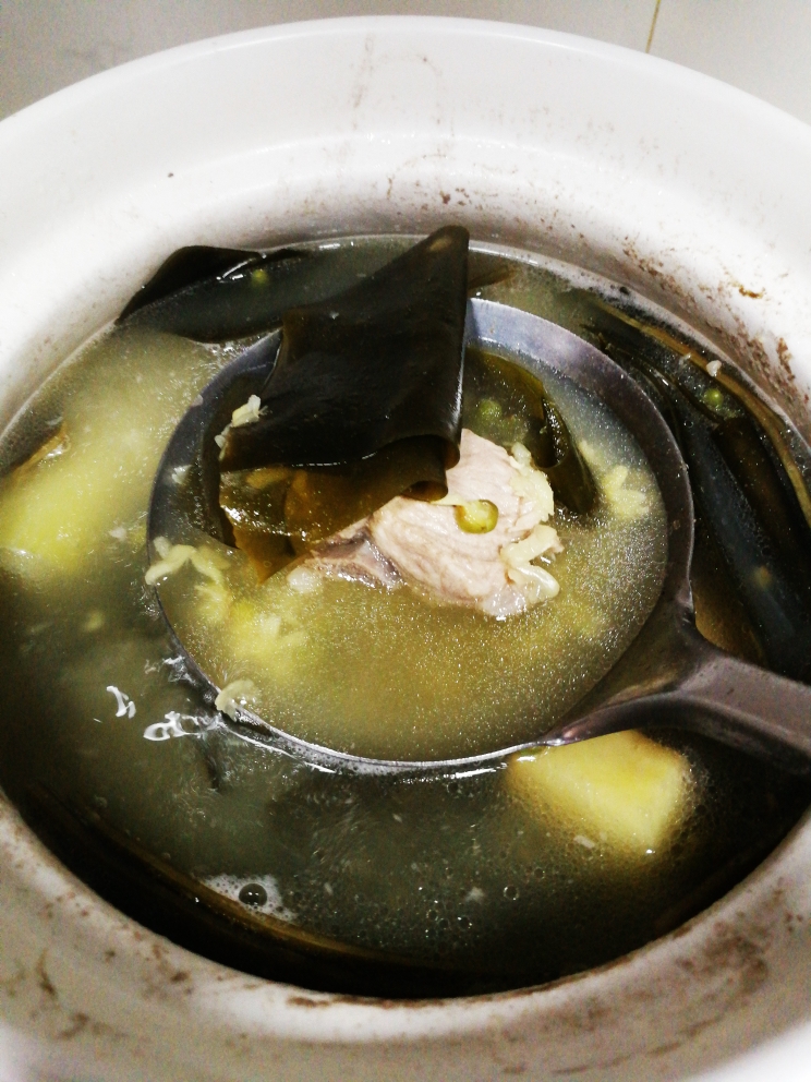 解暑又鲜香的排骨海带汤的做法