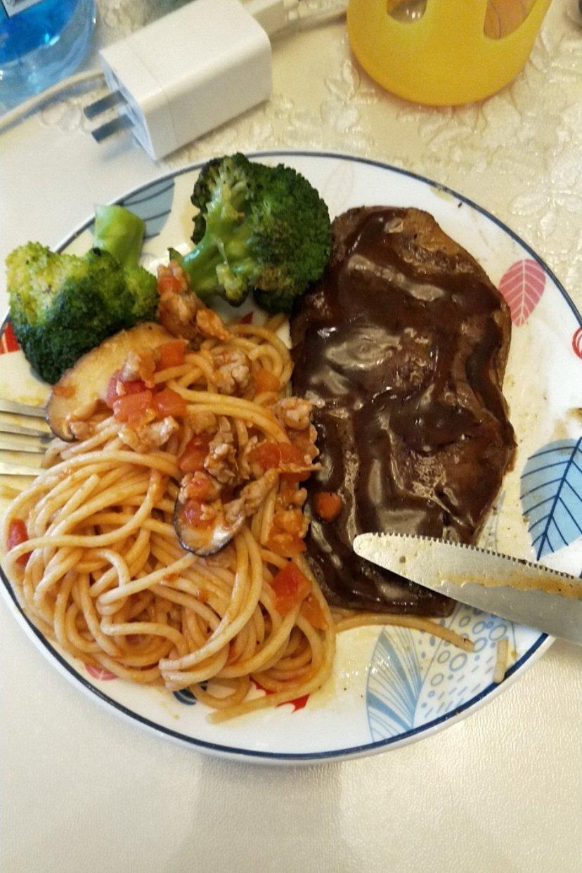 蕃茄蘑菇肉酱意大利面