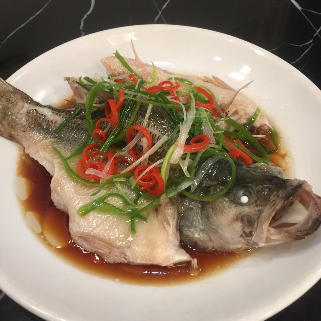 【「月澜姐」清蒸鲈鱼 ▏揭秘饭店蒸鱼味道鲜美不