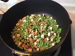 豇豆肉末炒豆干的做法 步骤3