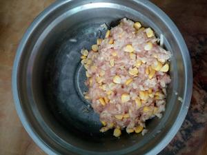 蒸玉米猪肉饺子的做法 步骤2