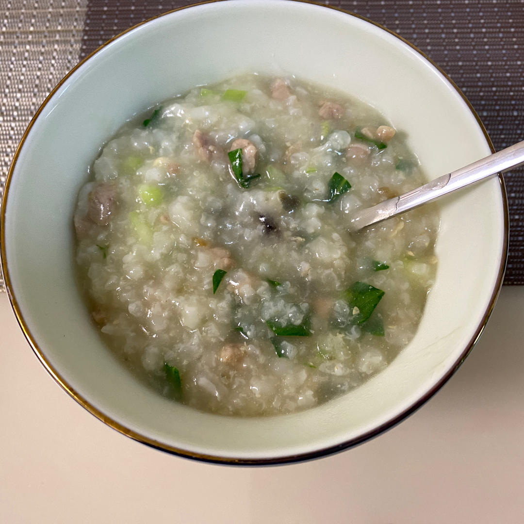 妈妈👩教我做的皮蛋瘦肉粥🥣简单快捷美味😋