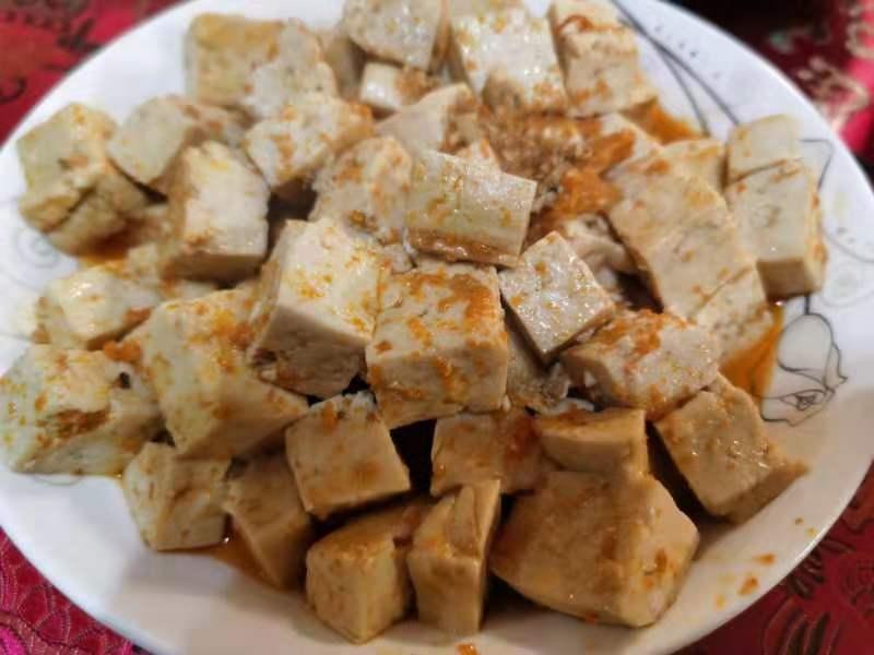 鱼子酱炒豆腐的做法