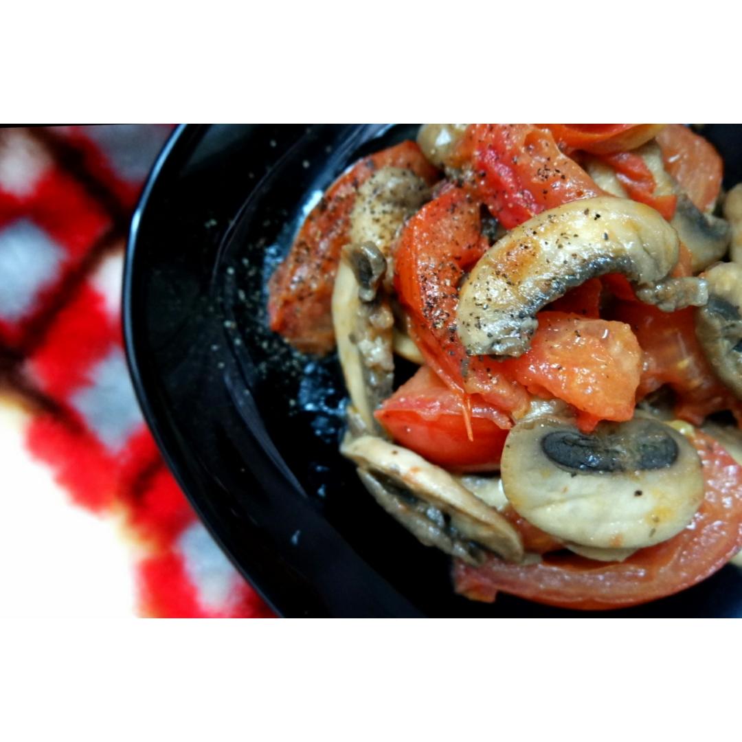 白蘑菇与红番茄