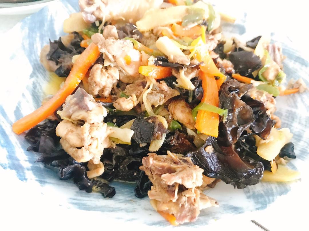 鸡肉炒木耳（或云耳都可以)（家常菜）