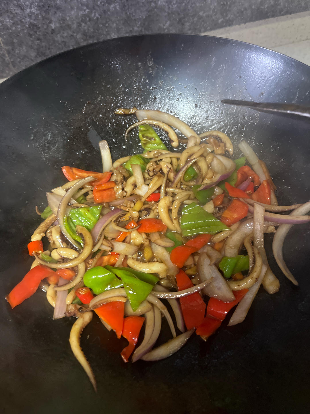 爆炒鱿鱼须，加上这一步，可以与铁板鱿鱼媲美