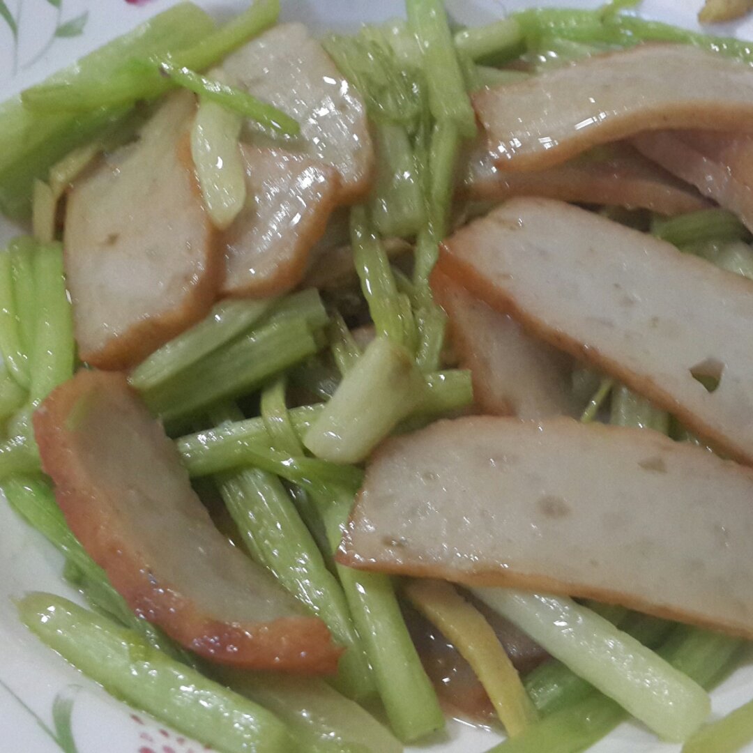 玉米地的松鼠做的西芹炒鱼饼