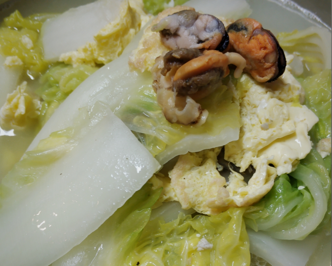 海鲜杂鸡蛋白菜汤的做法