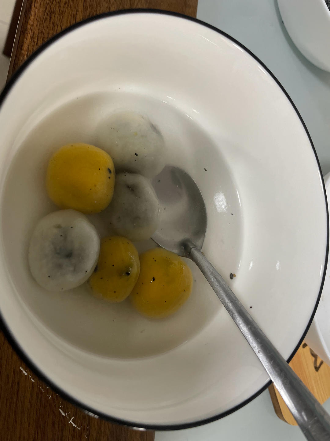 花生黑芝麻汤圆