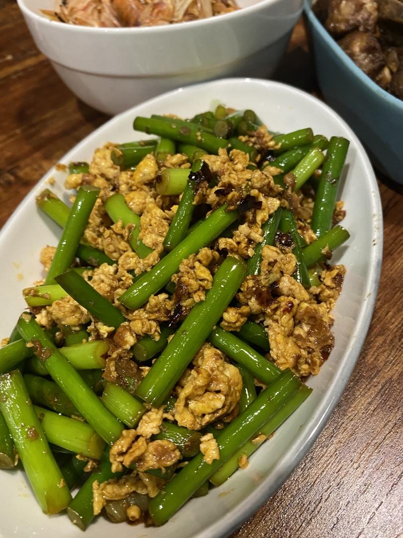 老干妈蒜薹炒鸡蛋 超级下饭 小心上瘾！