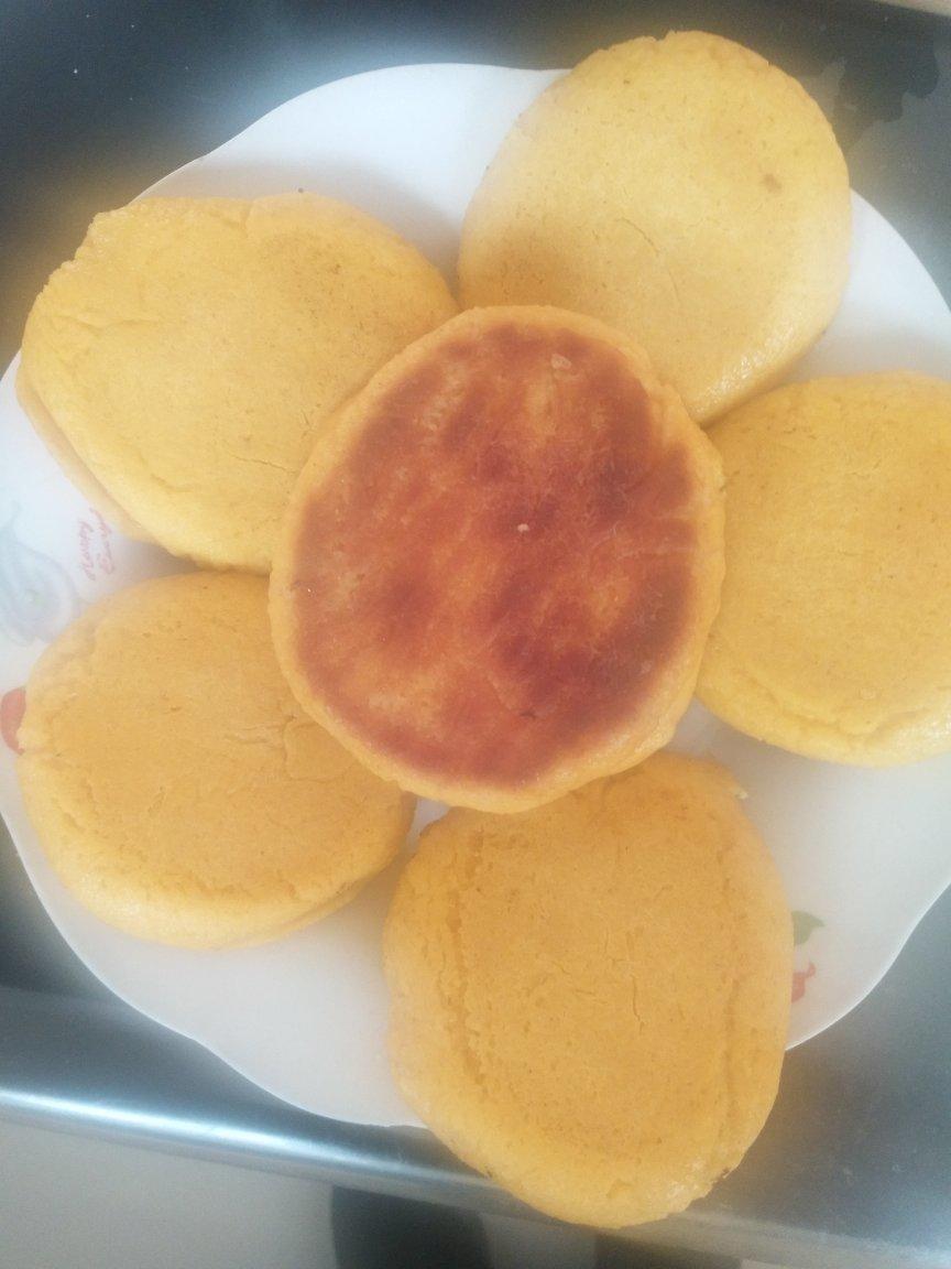 农家乐中的锅贴饼子（玉米饼子 大饼子）