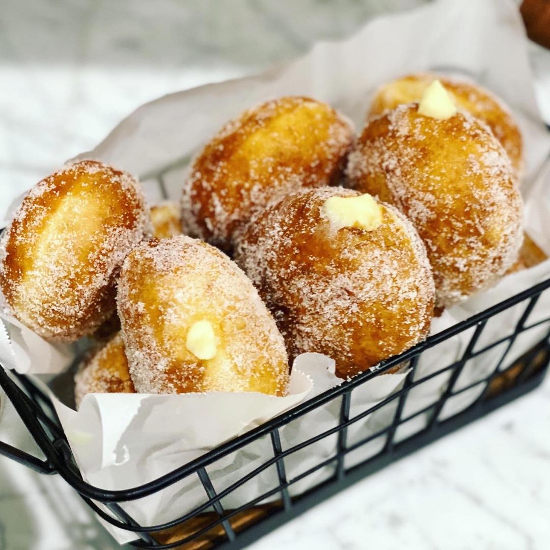 好吃到哭泣的甜甜圈VANILLA CREAM-FILLED DOUGHNUTS