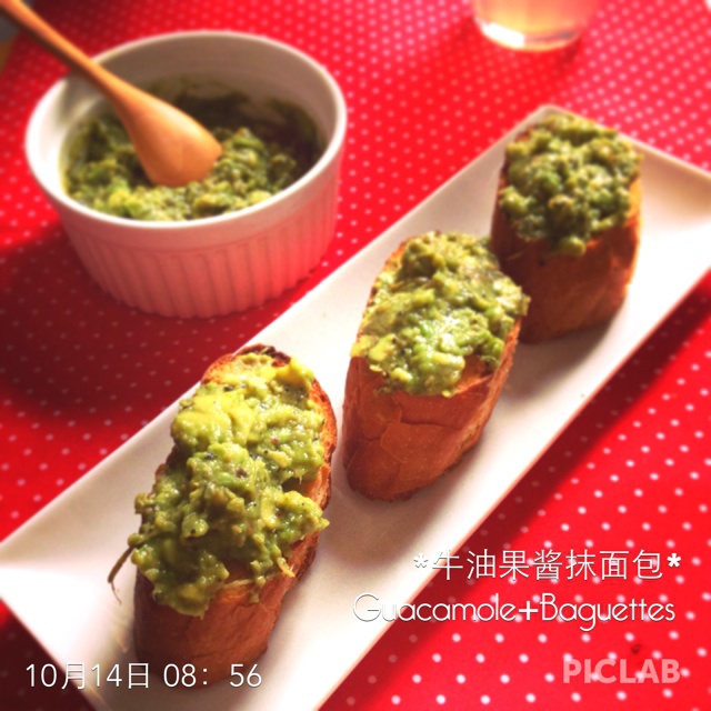 牛油果酱抹面包