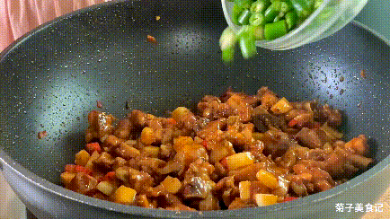⭐新鲜藤椒炒鸡腿肉⭐的做法 步骤6