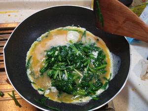 韭菜炒鸡蛋：5分钟搞定家常菜，好吃又营养的做法 步骤2