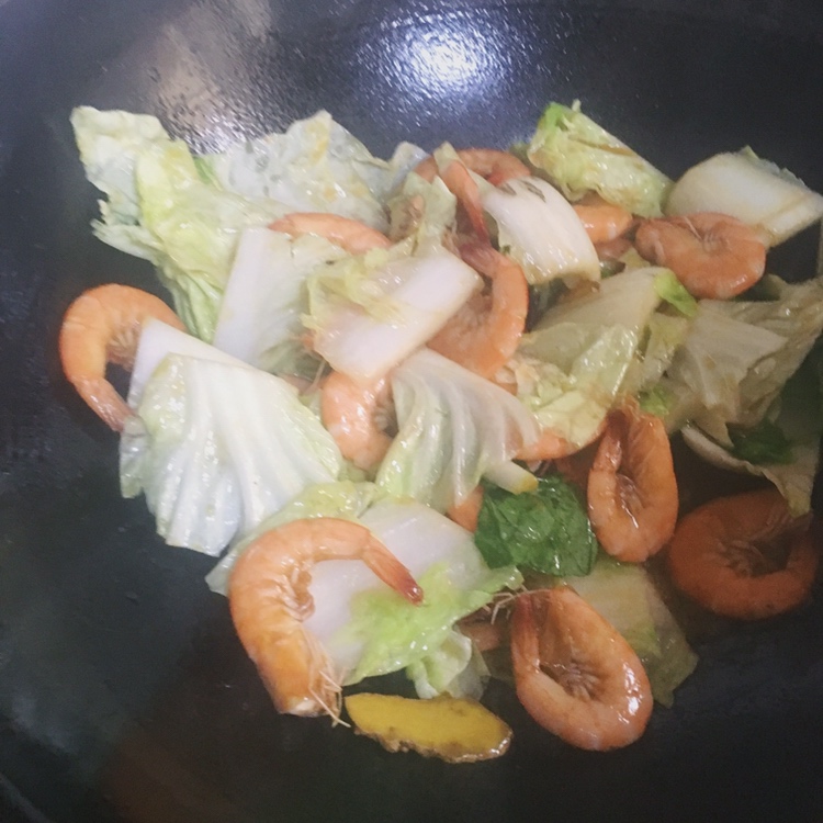 做法简单有营养的大白菜炒虾的做法 步骤4