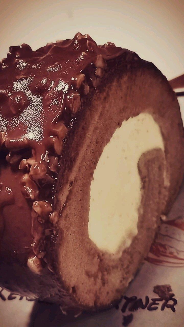 「黑巧脆皮咖啡奶油梦龙卷」