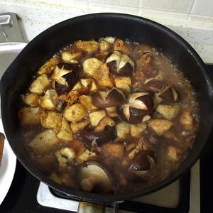 香菇腊肠烩豆腐的做法 步骤3