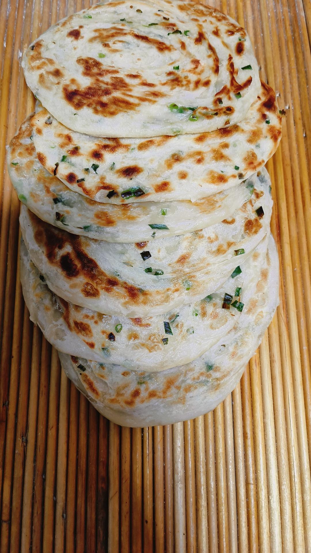 家常葱油饼 柔软多层 凉了也不硬 附细节视频详解