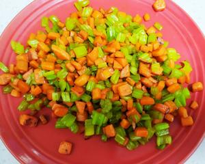 比肉好吃的芹菜胡萝卜丁(金玉满堂)的做法 步骤5