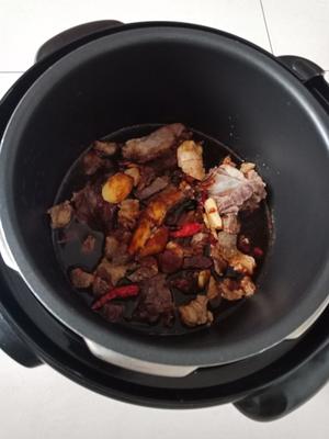香醉了～牛排肉烧小土豆(干锅)的做法 步骤4