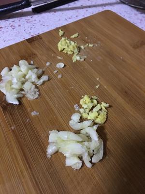 虾皮肉沫炒丝瓜粒的做法 步骤3
