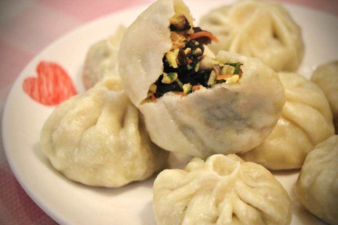 松软的素馅包子